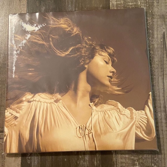bundle of folklore and fearless TV vinyl by taylor swift - Picture 3 of 8